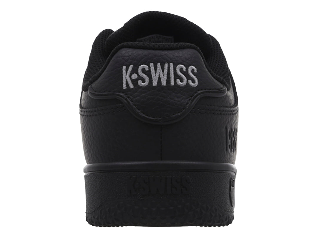 Tenis K-Swiss modelo Admiral en color negro sólido con suela y agujetas negras.
