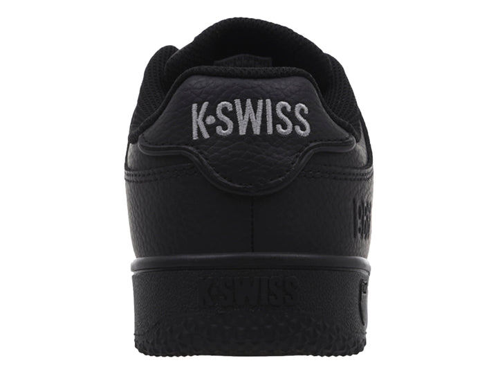 Tenis K-Swiss modelo Admiral en color negro sólido con suela y agujetas negras.