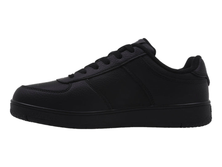 Tenis K-Swiss modelo Admiral en color negro sólido con suela y agujetas negras.