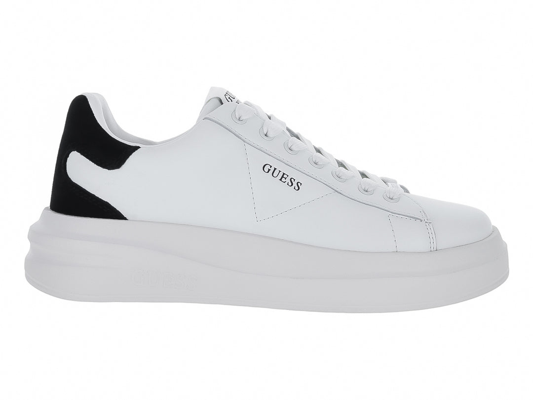Tenis Guess blancos con detalle negro en el talón y suela de plataforma blanca.