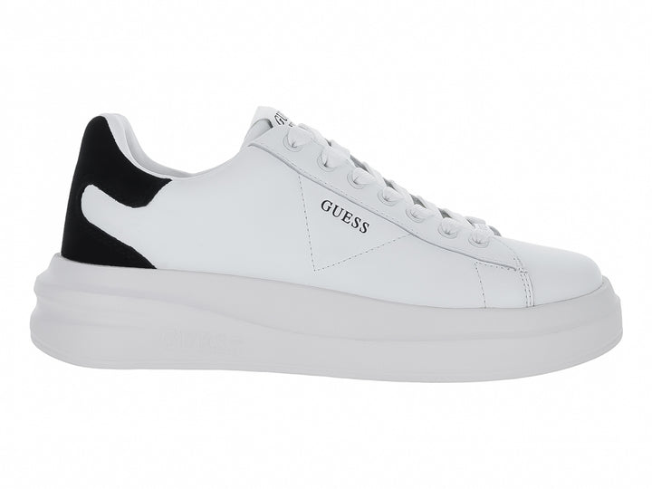 Tenis Guess blancos con detalle negro en el talón y suela de plataforma blanca.