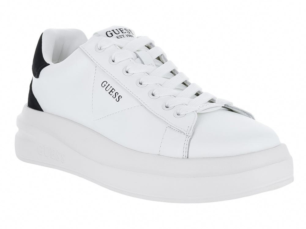 Tenis Guess blancos con detalle negro en el talón y suela de plataforma blanca.