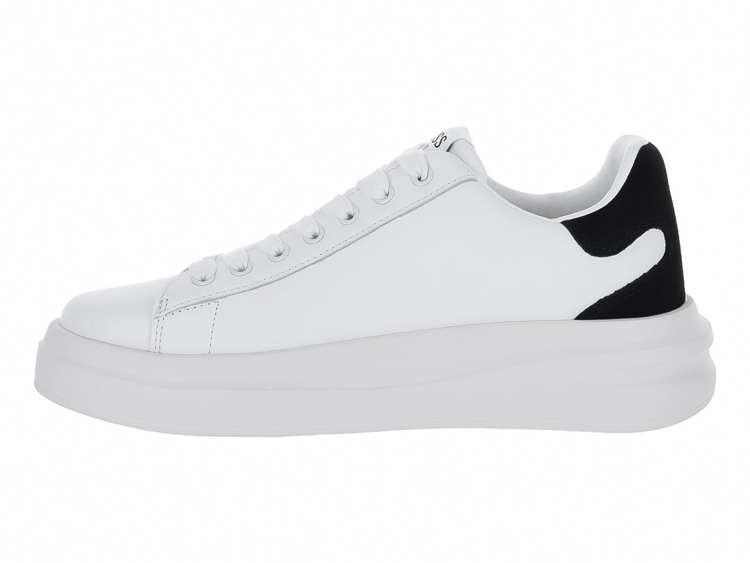 Tenis Guess blancos con detalle negro en el talón y suela de plataforma blanca.