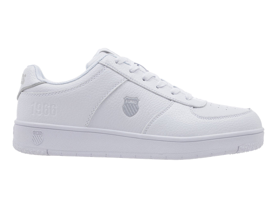Tenis K-Swiss modelo Admiral en color blanco total, estilo clásico deportivo.