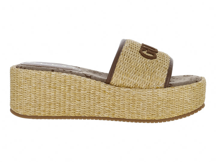 Sandalia de plataforma color natural con banda frontal tejida y detalles en marrón de la marca Guess.