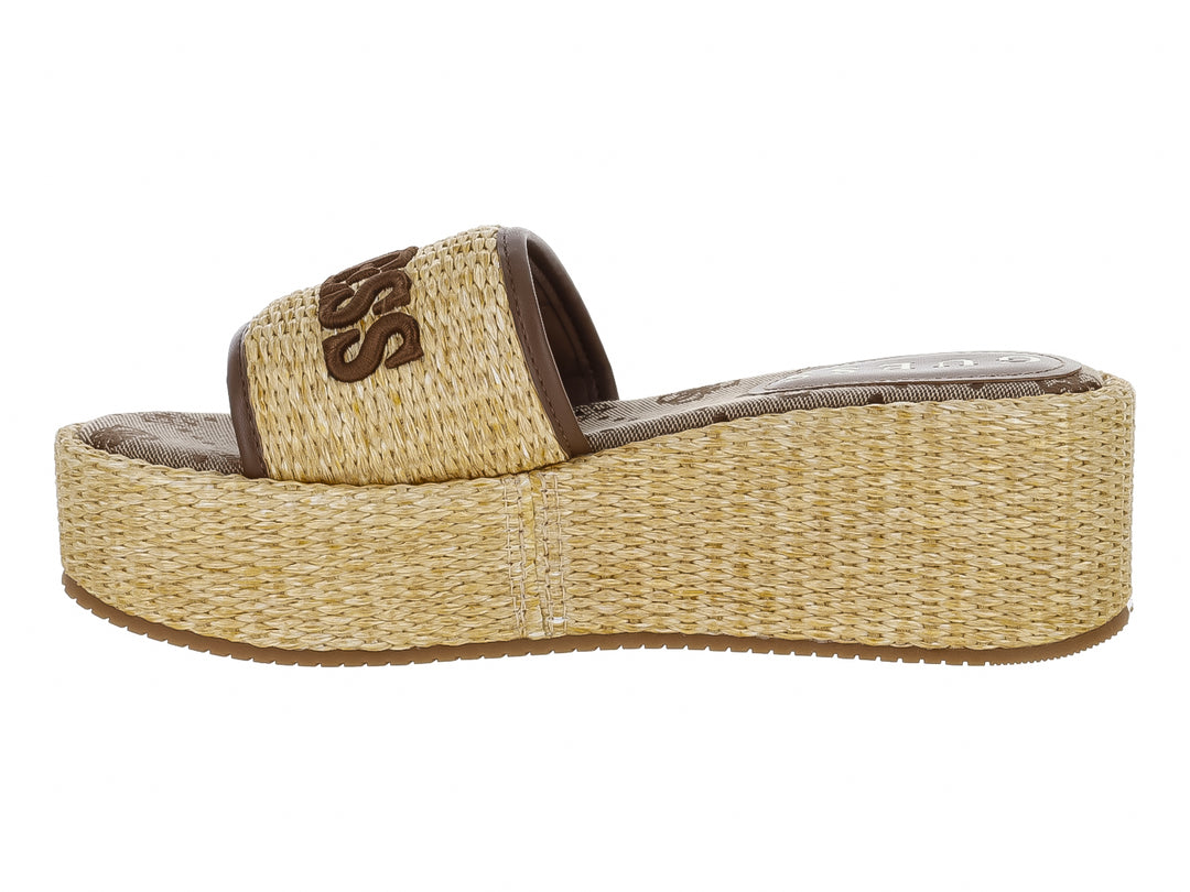 Sandalia de plataforma color natural con banda frontal tejida y detalles en marrón de la marca Guess.