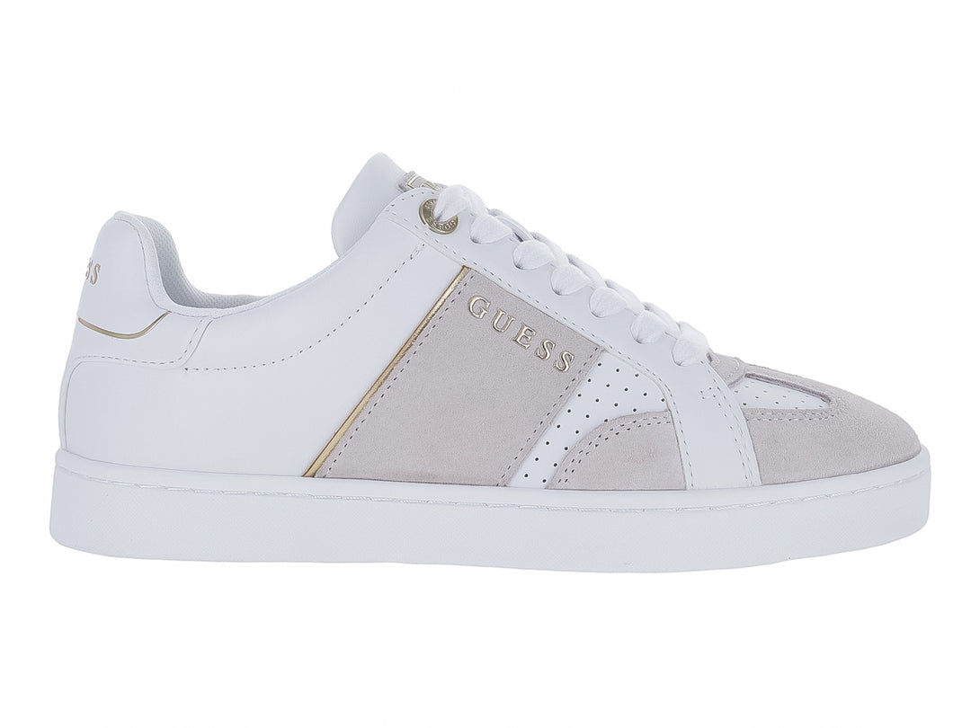 Tenis blancos y grises de la marca Guess con detalles dorados y suela blanca.