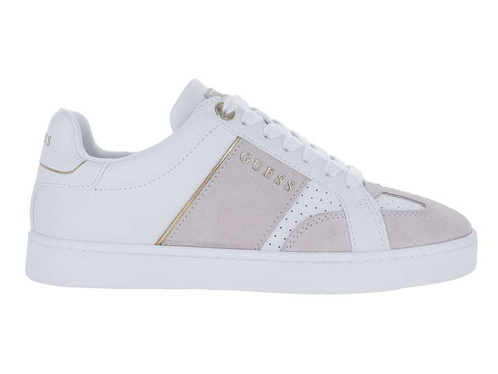 Tenis blancos y grises de la marca Guess con detalles dorados y suela blanca.