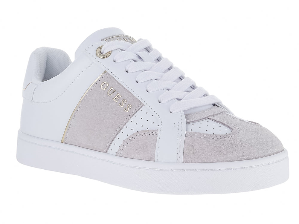 Tenis blancos y grises de la marca Guess con detalles dorados y suela blanca.