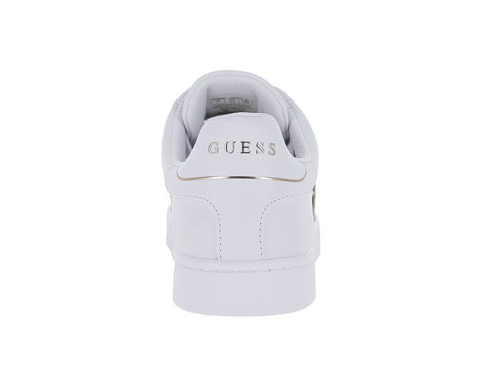 Tenis blancos y grises de la marca Guess con detalles dorados y suela blanca.