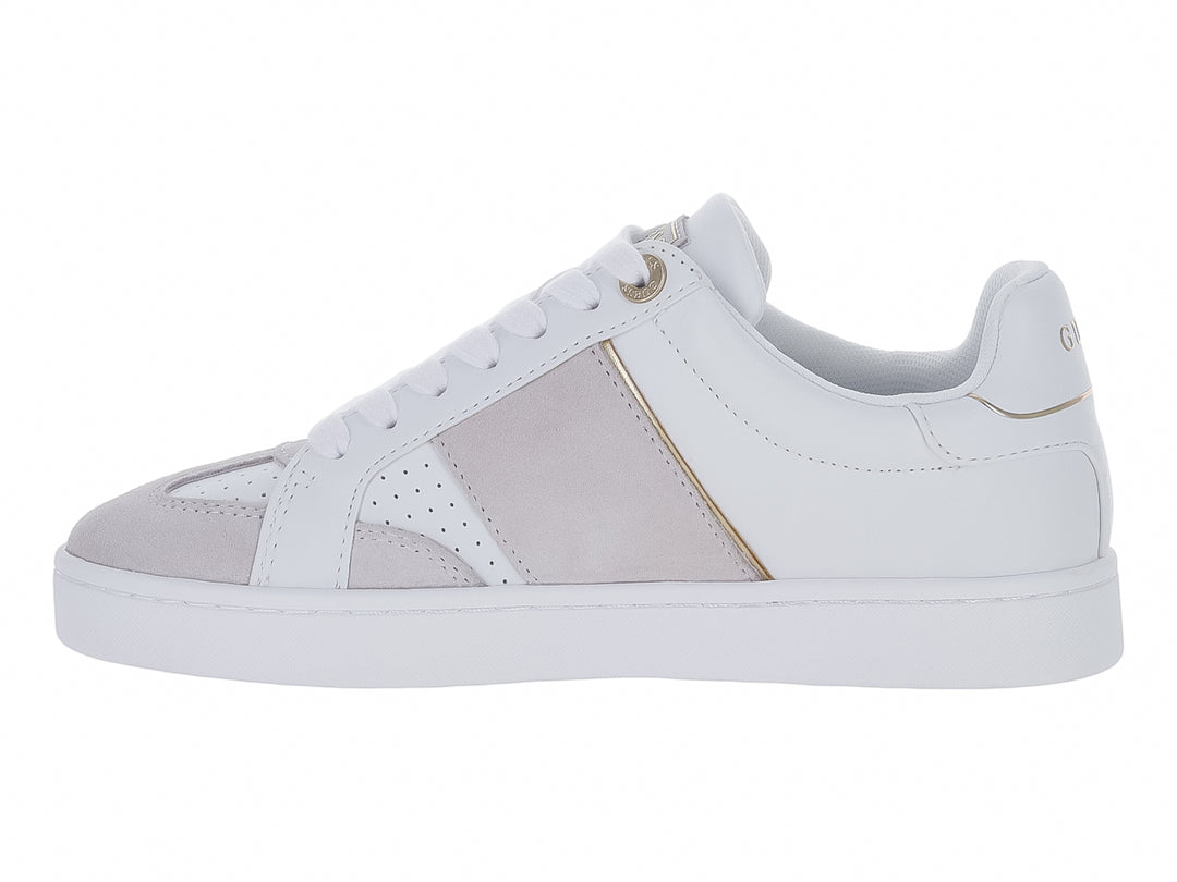 Tenis blancos y grises de la marca Guess con detalles dorados y suela blanca.