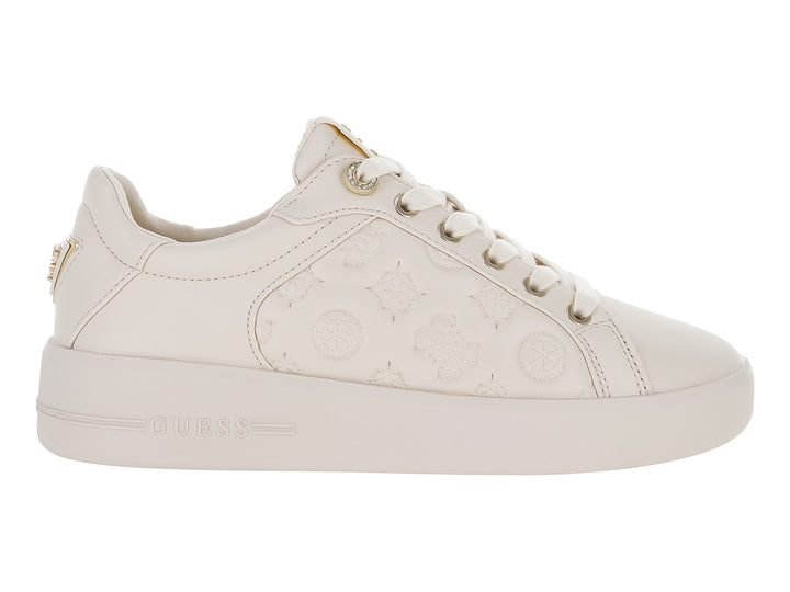 Tenis Guess color crema con suela de plataforma y detalles grabados en el lateral.