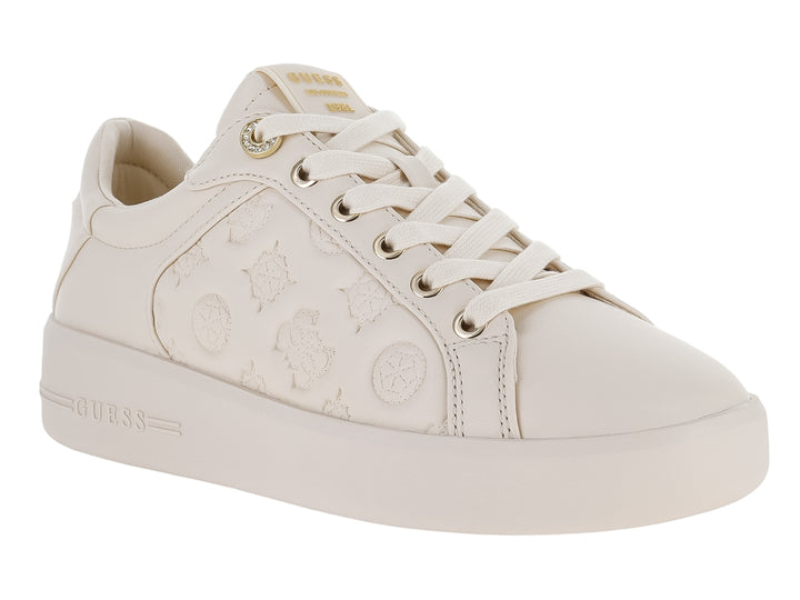 Tenis Guess color crema con suela de plataforma y detalles grabados en el lateral.