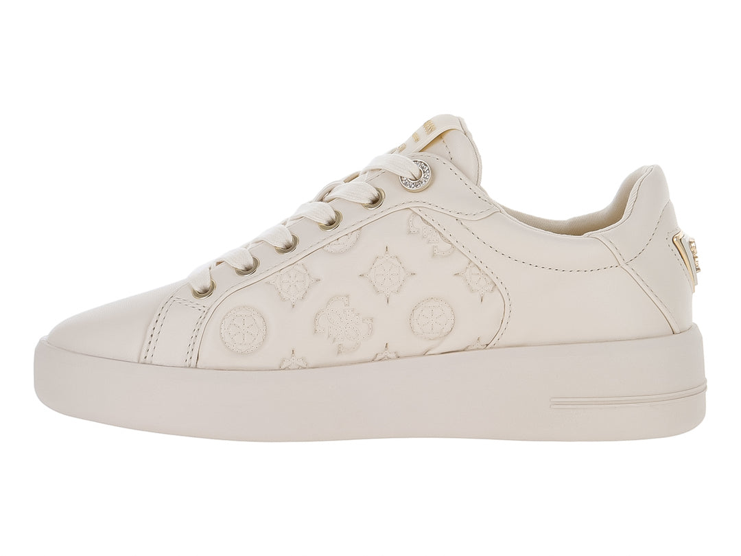 Tenis Guess color crema con suela de plataforma y detalles grabados en el lateral.