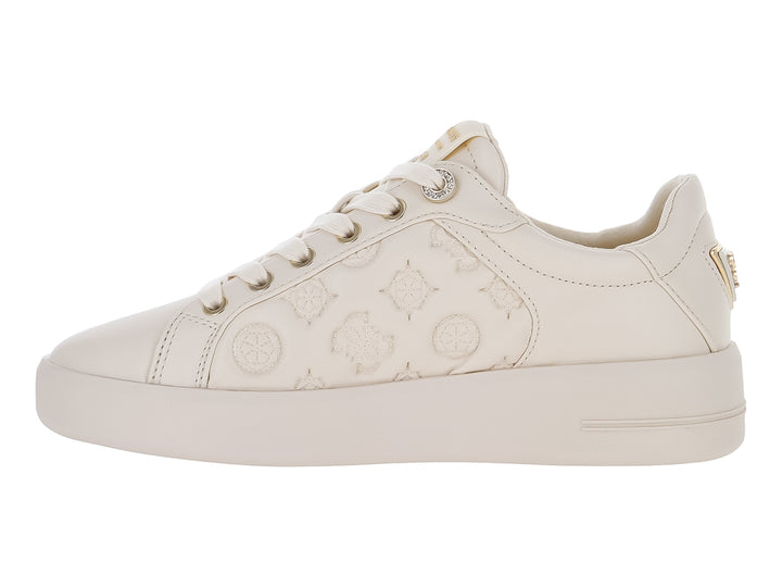 Tenis Guess color crema con suela de plataforma y detalles grabados en el lateral.