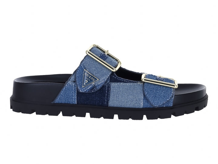 Sandalia azul Guess con tiras de mezclilla y suela gruesa dentada.