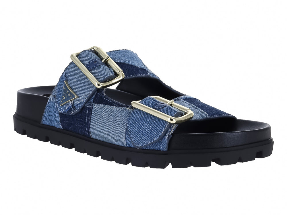 Sandalia azul Guess con tiras de mezclilla y suela gruesa dentada.