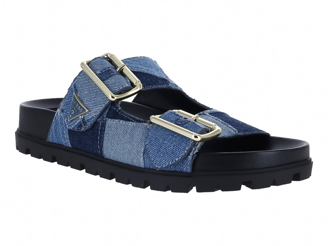 Sandalia azul Guess con tiras de mezclilla y suela gruesa dentada.