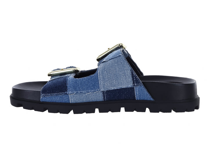 Sandalia azul Guess con tiras de mezclilla y suela gruesa dentada.