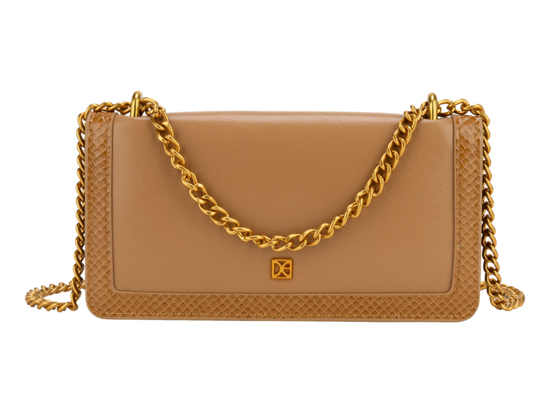 Bolso de hombro Cloe color café con cadena dorada y detalles texturizados en los bordes.