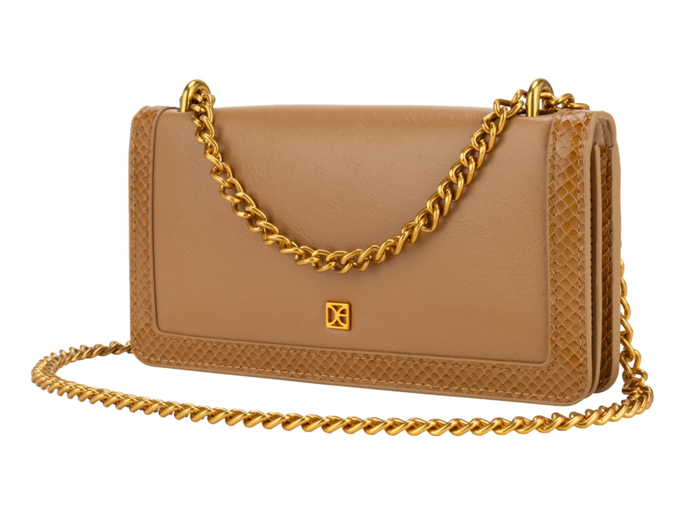 Bolso de hombro Cloe color café con cadena dorada y detalles texturizados en los bordes.