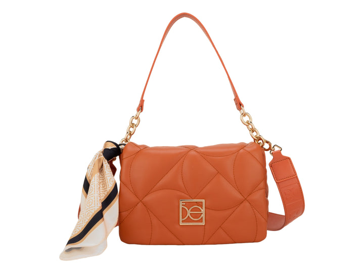 Bolso de hombro Cloe color tan con diseño acolchado, detalles en cadena dorada y un pañuelo decorativo lateral.