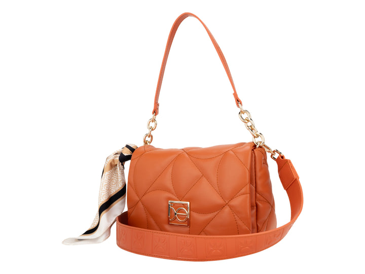 Bolso de hombro Cloe color tan con diseño acolchado, detalles en cadena dorada y un pañuelo decorativo lateral.