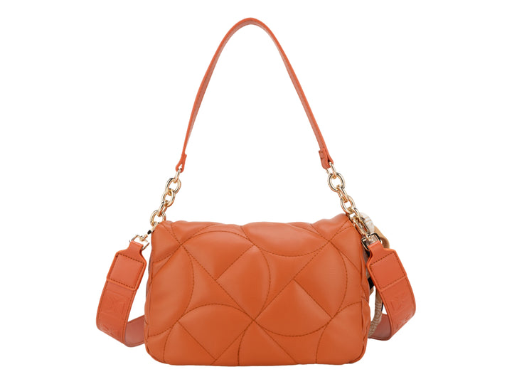 Bolso de hombro Cloe color tan con diseño acolchado, detalles en cadena dorada y un pañuelo decorativo lateral.