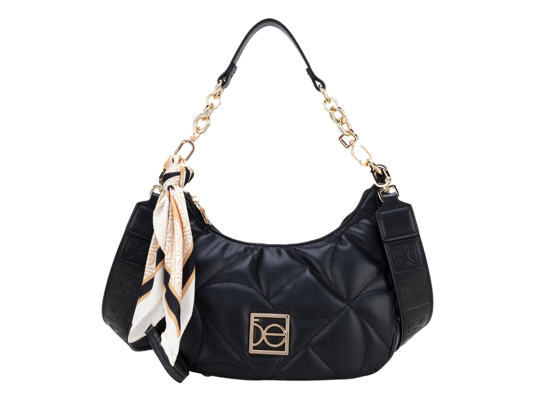Bolso hobo negro acolchado con asa de cadena dorada y un pañuelo decorativo.