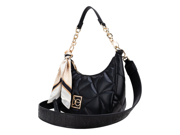 Bolso hobo negro acolchado con asa de cadena dorada y un pañuelo decorativo.