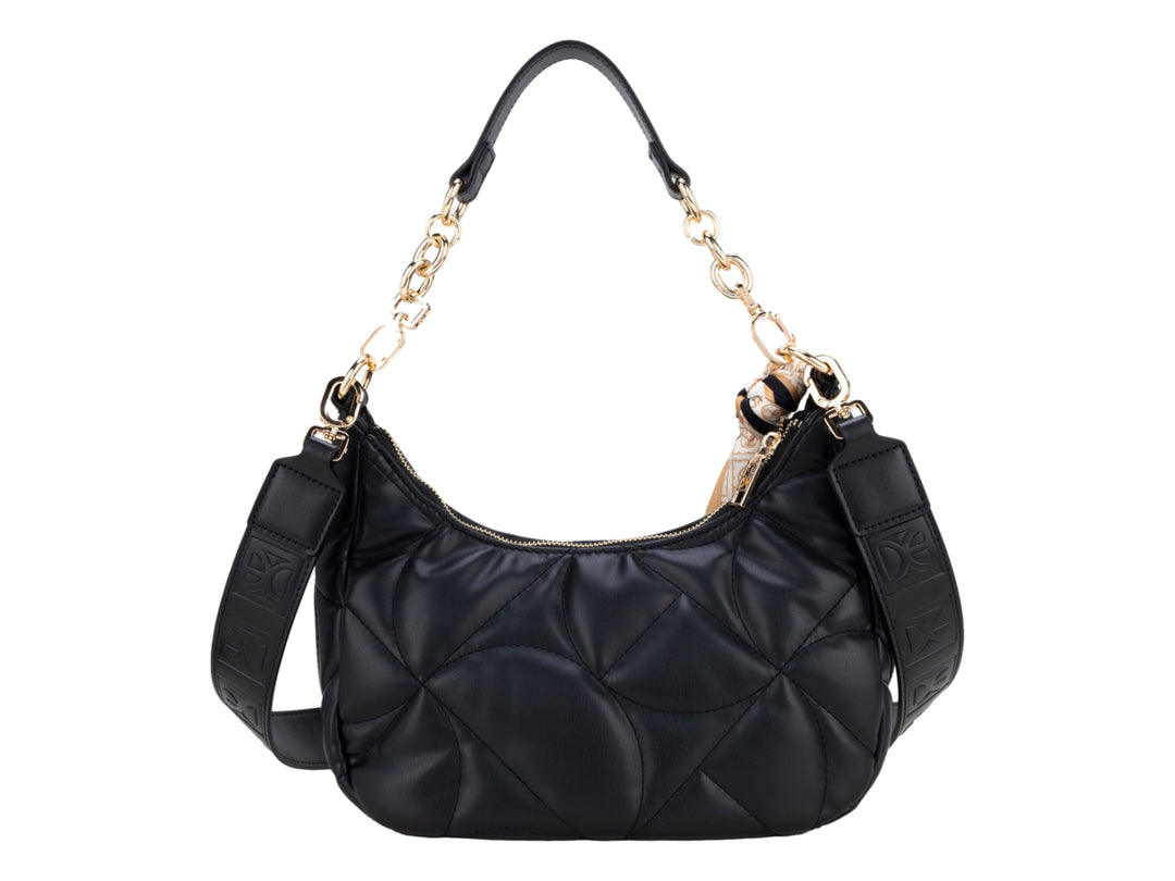 Bolso hobo negro acolchado con asa de cadena dorada y un pañuelo decorativo.