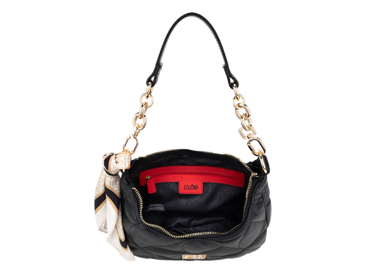 Bolso hobo negro acolchado con asa de cadena dorada y un pañuelo decorativo.