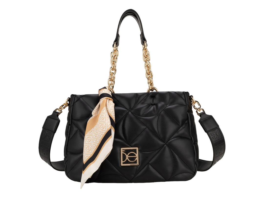 Bolso de hombro Cloe color negro con diseño acolchado, asa de cadena dorada y un pañuelo beige decorativo.
