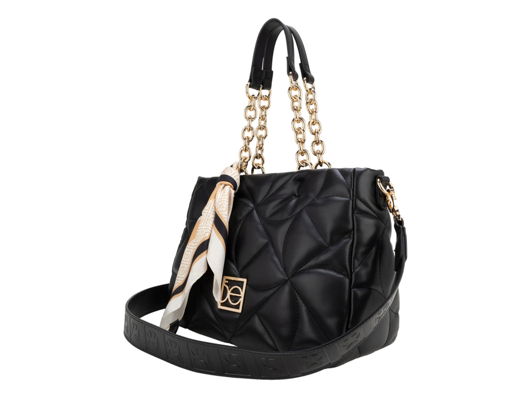 Bolso de hombro Cloe color negro con diseño acolchado, asa de cadena dorada y un pañuelo beige decorativo.