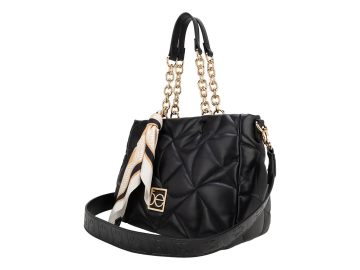 Bolso de hombro Cloe color negro con diseño acolchado, asa de cadena dorada y un pañuelo beige decorativo.