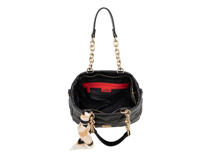 Bolso de hombro Cloe color negro con diseño acolchado, asa de cadena dorada y un pañuelo beige decorativo.
