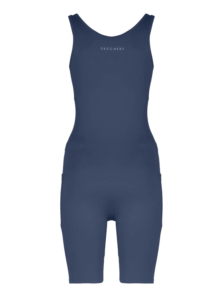 Mujer vistiendo un body deportivo ajustado de color azul marino.