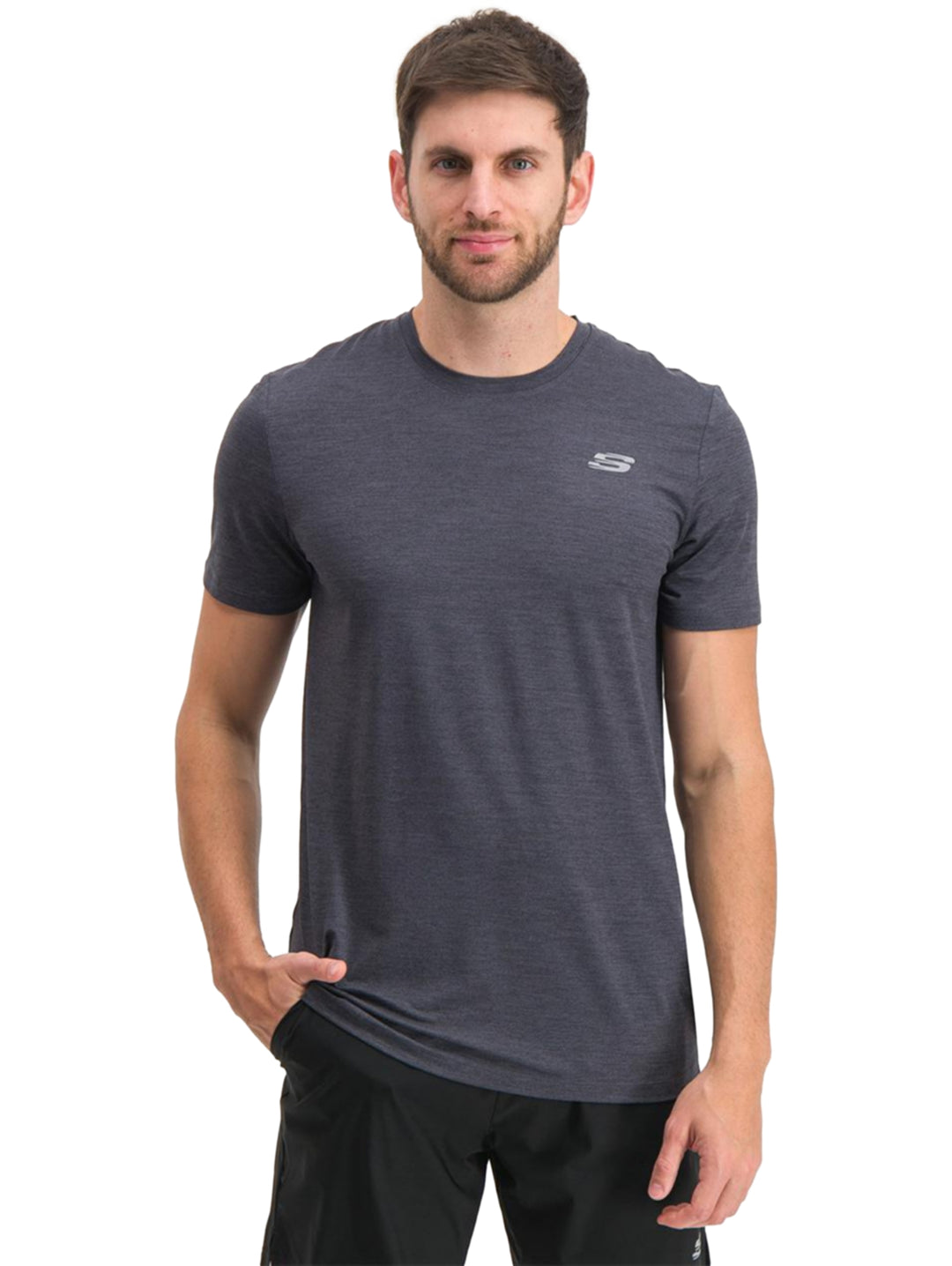 Hombre vistiendo una playera deportiva de manga corta color negro marca Skechers con cuello redondo.