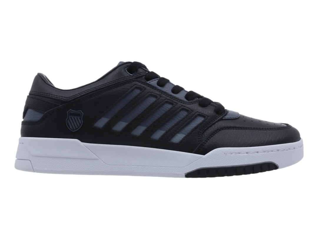 Tenis K-Swiss color negro con rayas grises laterales y suela blanca.