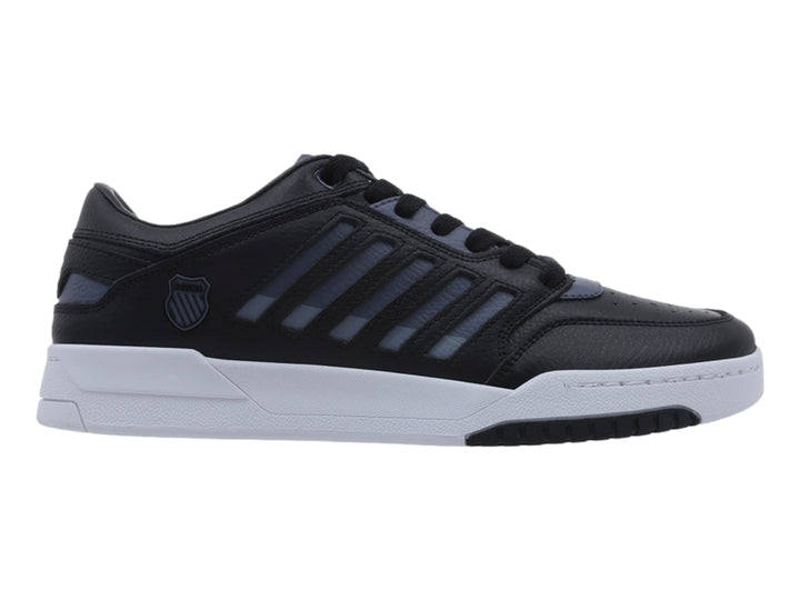Tenis K-Swiss color negro con rayas grises laterales y suela blanca.