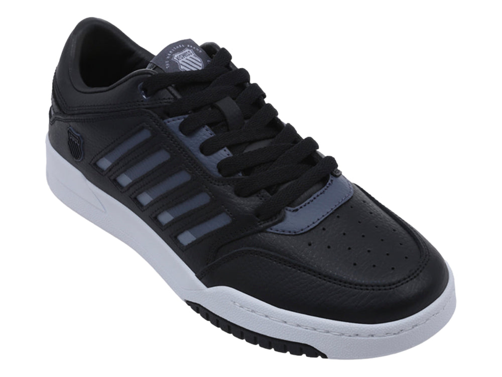 Tenis K-Swiss color negro con rayas grises laterales y suela blanca.