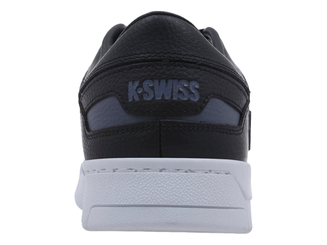 Tenis K-Swiss color negro con rayas grises laterales y suela blanca.