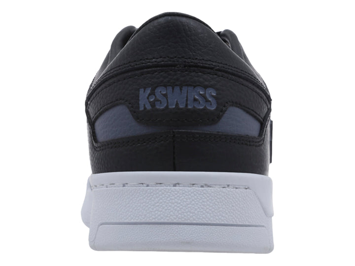 Tenis K-Swiss color negro con rayas grises laterales y suela blanca.