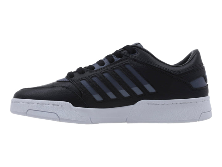 Tenis K-Swiss color negro con rayas grises laterales y suela blanca.