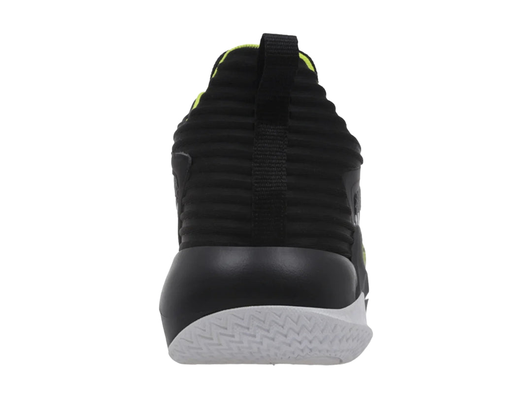 Tenis de baloncesto K-Swiss Fastbreak en color negro con detalles en verde neón y suela blanca.