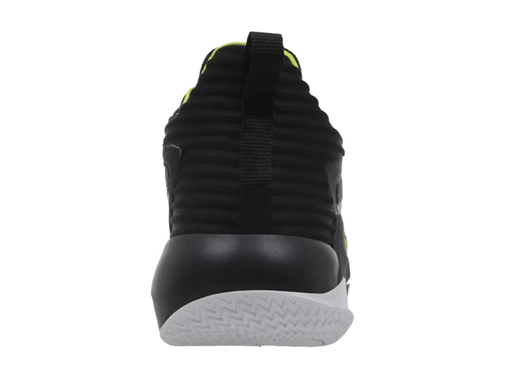 Tenis de baloncesto K-Swiss Fastbreak en color negro con detalles en verde neón y suela blanca.