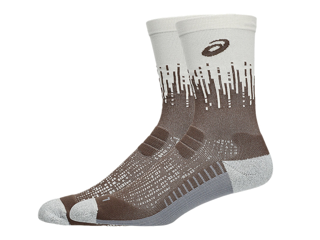 Par de calcetines deportivos ASICS en colores taupe grey y birch con diseño de tejido técnico.