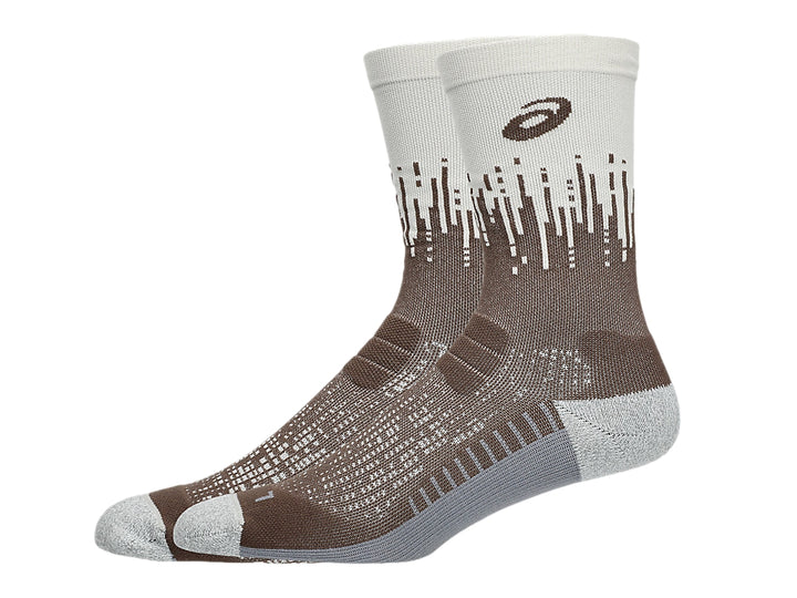 Par de calcetines deportivos ASICS en colores taupe grey y birch con diseño de tejido técnico.