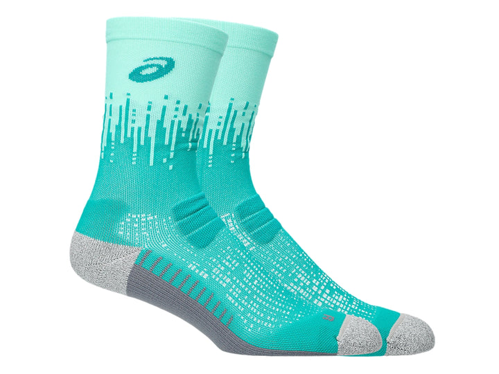 Par de calcetines deportivos ASICS con diseño degradado en verde menta y azul turquesa y detalles en gris.