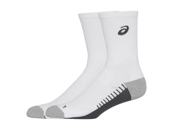 Par de calcetines deportivos ASICS color blanco con detalles en gris en el talón y la punta.